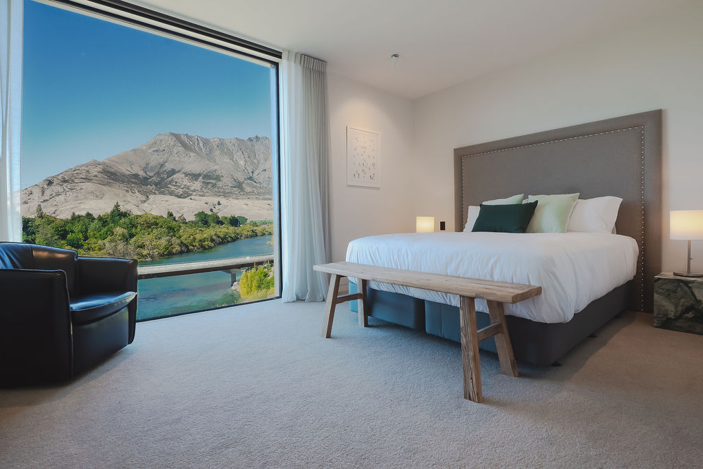Lakefront Spa - bedroom photo 1