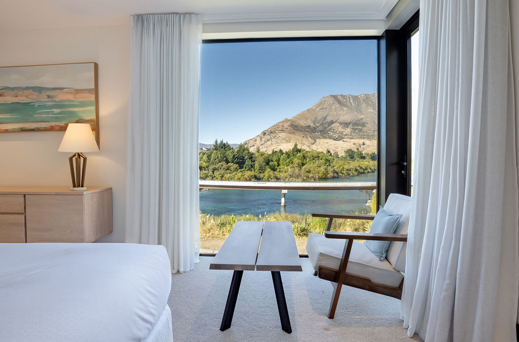 Lakefront Spa - bedroom photo 3